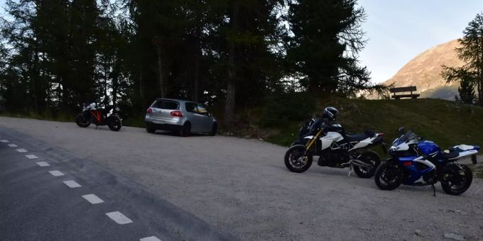Beim Einfahren auf Strasse Motorradfahrer behindert Beim Einfahren auf Strasse Motorradfahrer behindert