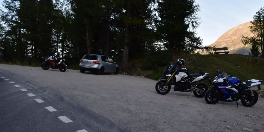 Beim Einfahren auf Strasse Motorradfahrer behindert