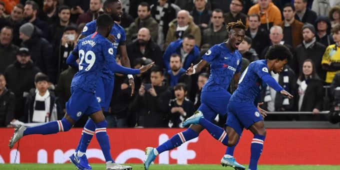 Spieler des FC Chelsea feiern ein Tor von Willian (rechts). FC Chelsea