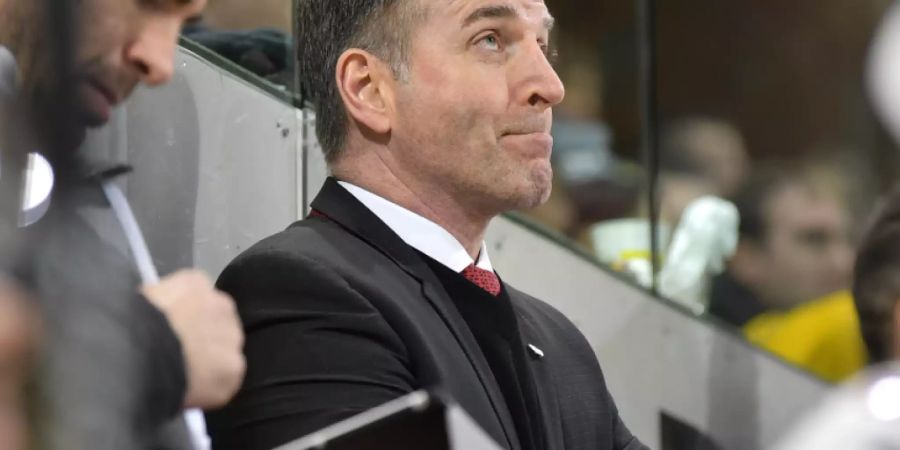Serge Pelletier mit Sorgenfalten. Er verlor sein ersten Spiel als Trainer von Lugano in Davos mit 2:3