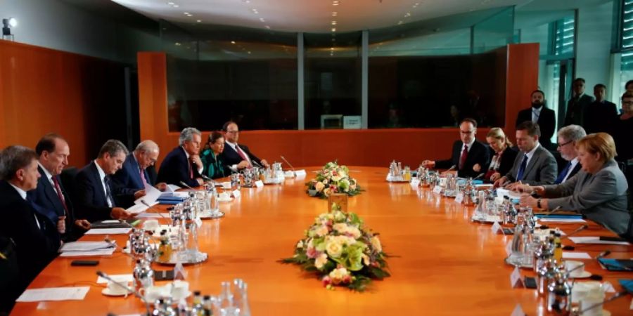 Merkel (r.) trifft Spitzen internationaler Organisationen