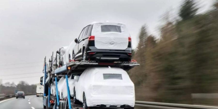 Ein Autotransporter mit Neuwagen fährt über die Bundesstrasse B3. Foto: Raphael Knipping/dpa