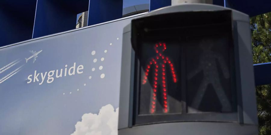 Die Ampel steht für Meteo Schweiz auf Rot: Die Behörde hat der Flugsicherung Skyguide zu hohe Kosten für den Flugwetterdienst verrechnet, wie eine Überprüfung durch das Bundesamt für Zivilluftfahrt (Bazl) ergab.