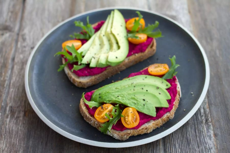 Ein Toast mit Avocado