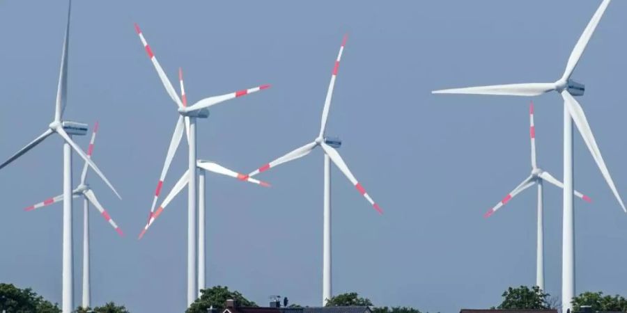 Ziemlich nah beieinander: Windräder und Einfamilienhäuser nahe Nauen in Brandenburg. Foto: Patrick Pleul/dpa-Zentralbild/dpa