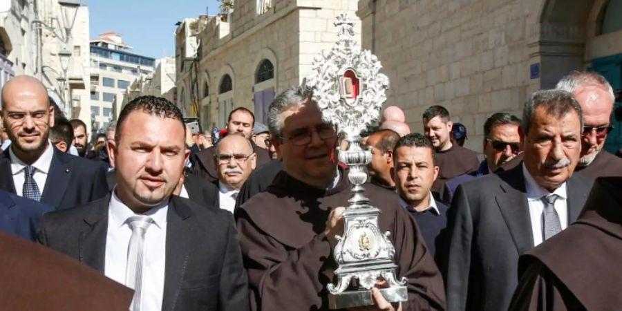 Kustos Patton in Bethlehem mit der Reliquie der Jesus-Krippe