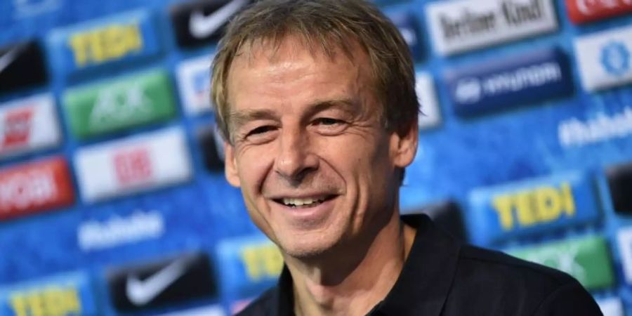 Jürgen Klinsmann strebt ein erfolgreiches Debüt als Trainer von Hertha BSC an. Gewinnt er, wird es eng für BVB-Coach Lucien Favre. Foto: Sven Braun/dpa