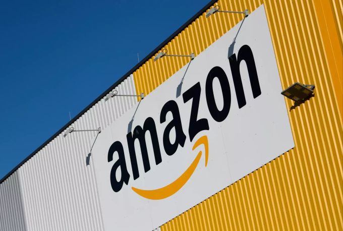 Das Logo von Amazon an einem Amazon-Logistikzentrum. Amazon