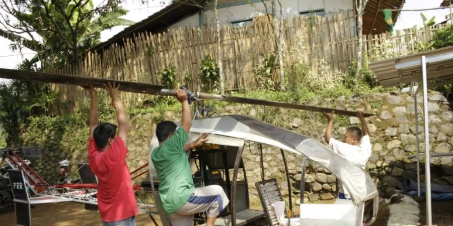 Indonesischer Tüftler baut aus Gebrauchtteilen eigenen Hubschrauber