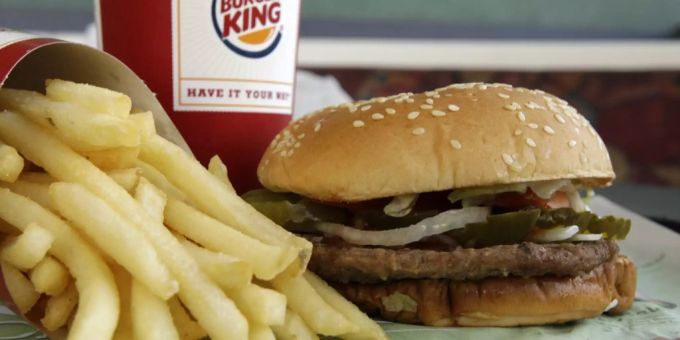 Die US-Restaurantkette Burger King will komplett auf Konservierungsmittel verzichten. Burger King