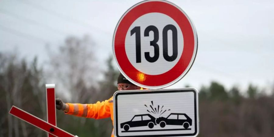 Streitfrage: Sollte es auf Autobahnen eine Geschwindigkeitsbegrenzung von 130 Kilometern pro Stunde geben?. Foto: Soeren Stache/dpa-Zentralbild/dpa