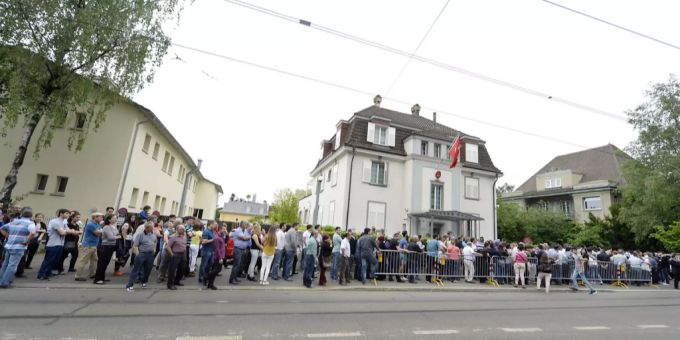 Das türkische Konsulat in Zürich. Hier bei den türkischen Parlamentswahlen im Juni 2015. türkisches konsulat zürich