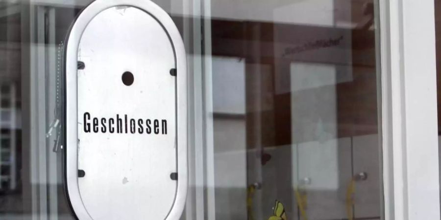 Geschlossen: Das Kassenhäuschen eines Schwimmbades in Duisburg. Foto: Roland Weihrauch/dpa