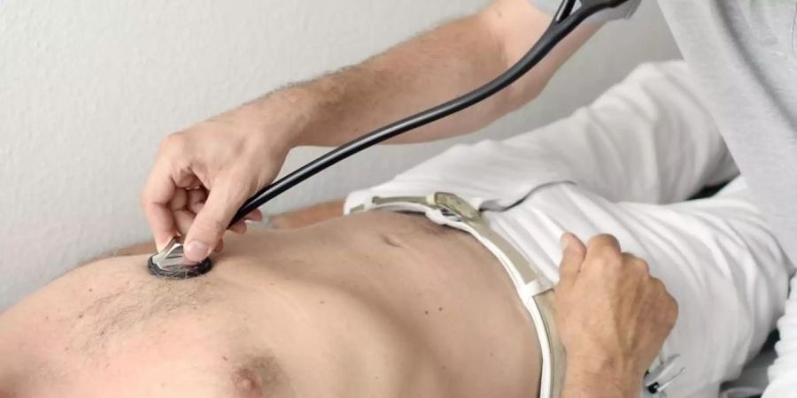Patienten haben weniger Schmerzen, wenn ihre Ärzte selbst an die Wirksamkeit der Behandlung glauben. Foto: Maurizio Gambarini/dpa