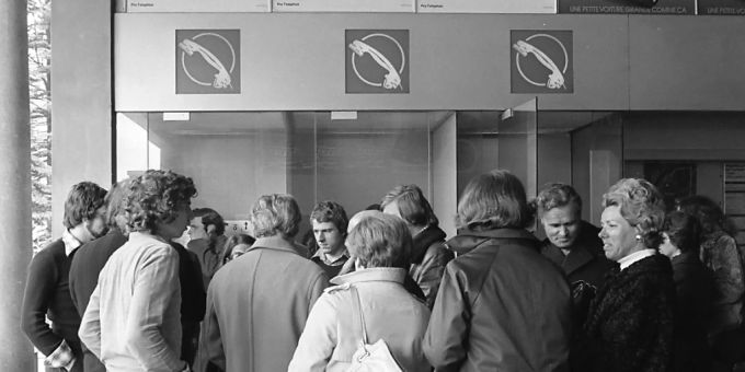 Das waren noch Zeiten: Andrang vor den Telefonkabinen im Bahnhof Airolo am 8. April 1975. (Archivbild) telefonkabine
