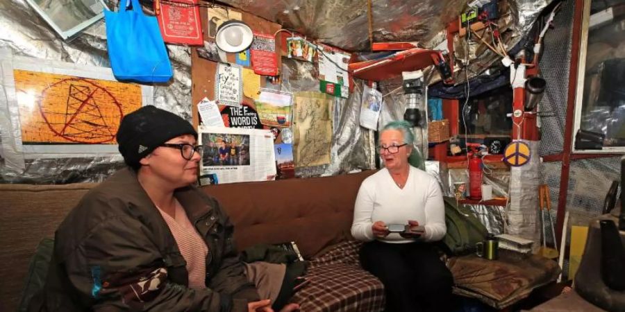 Umweltaktivisten sitzen in der Nacht in einem temporären Camp vor der Fracking-Stelle in Lancashire. Foto: Peter Byrne/PA Wire/dpa