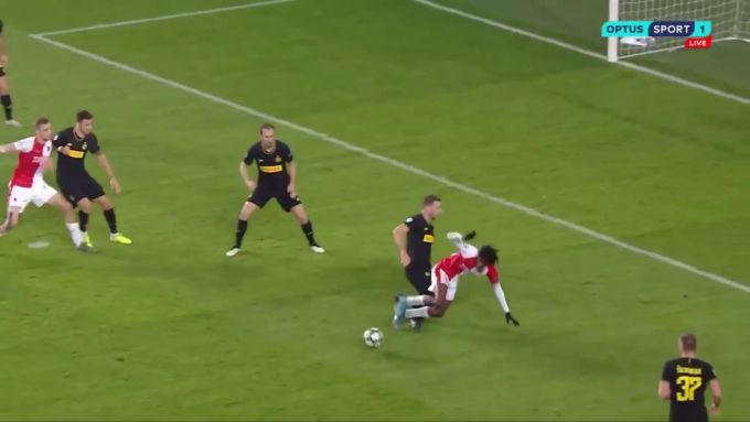 Wegen dieser Szene zog der Schiedsrichter das Inters Tor zurück. champions league