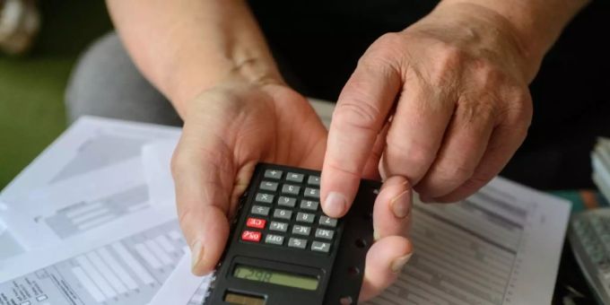 Vier von zehn Personen hätten sich laut Studie bei der Pensionierung für die Rente und einen Teil des Kapitals entschieden. (Rentner mit Taschenrechner, Symbolbild) Rentner