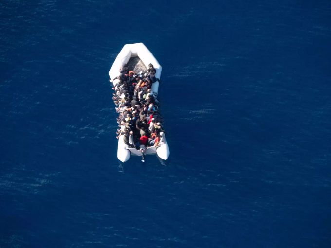 Migranten sitzen im Oktober in einem Schlauchboot vor der Küste Libyens. Libyen