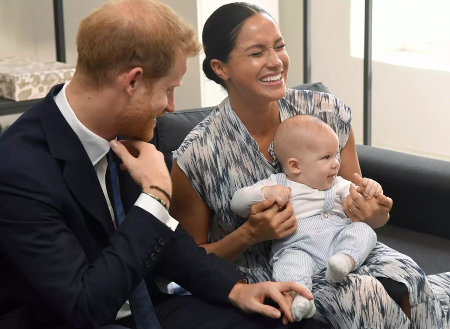 Meghan Markle und Prinz Harry mit Baby Archie. (Archivbild)