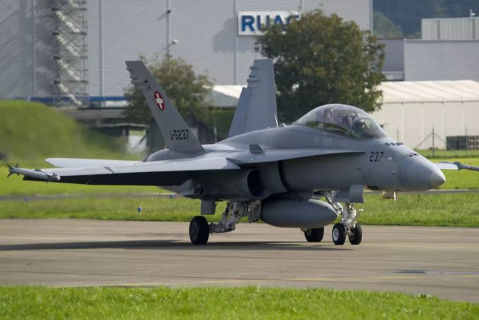 Die Bereitschaft der Kampfjets wird erhöht. FA 18