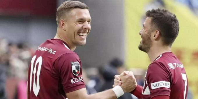 Jubelt Lukas Podolski (l) doch weiter im Trikot von Vissel Kobe?. Foto: Takaki Yajima/Kyodo News/AP/dpa Jubelt Lukas Podolski (l) doch weiter im Trikot von Vissel Kobe?. Foto: Takaki Yajima/Kyodo News/AP/dpa