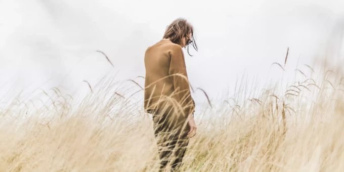 Einsam oder alleine? Frau ist alleine