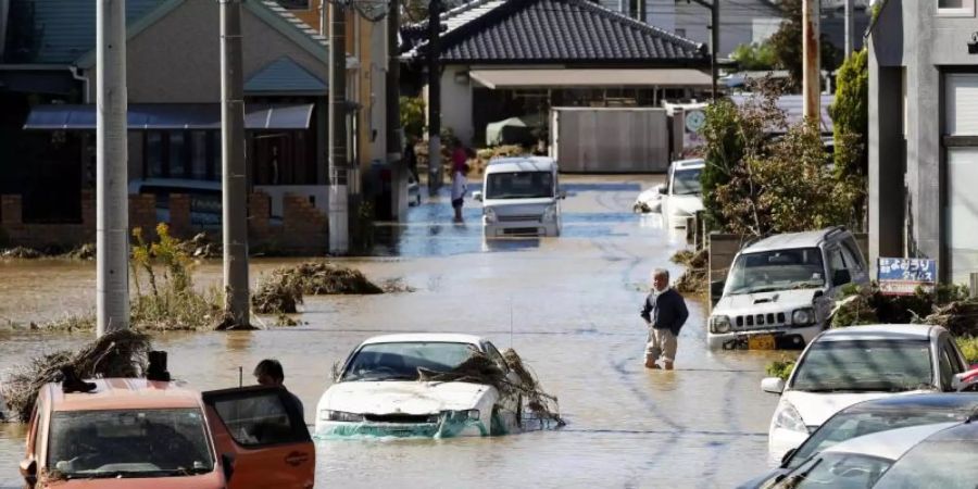 Nach dem Durchzug des Taifuns sind viele Strassen mit Schlammwasser übnerschwemmt. Foto: ---/Kyodo News/dpa