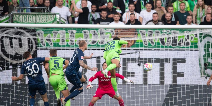 Wolfsburgs Felix Nmecha köpft das Tor zum 1:0 gegen den VfL Bochum.