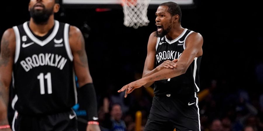 Kevin Durant (r) bekommt bei den Brooklyn Nets einen neuen Coach.