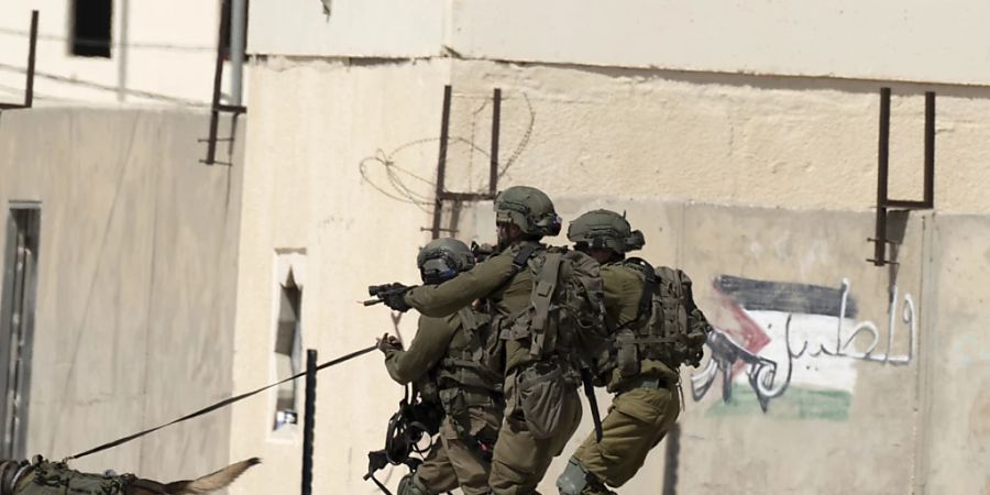 Bei Einsätzen der israelischen Armee im besetzten Westjordanland sind nach palästinensischen Angaben vier Palästinenser getötet worden. Durch Beschuss israelischer Streitkräfte seien in der Nacht zum Dienstag in der Stadt Nablus drei Palästinenser getötet worden. (Archivbild)