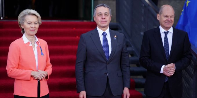 Bundespräsident Cassis mit Ursula von der Leyen und Olaf Scholz an der Konferenz. Cassis