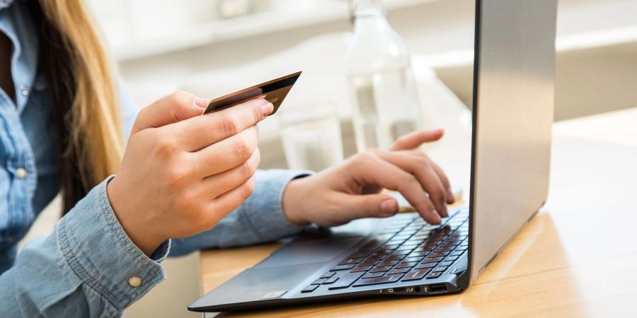 Der drastische Anstieg der Lebenshaltungskosten in Deutschland hat auch das Einkaufsverhalten der Online-Shopper verändert.