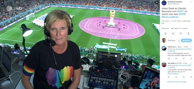 Starkes Zeichen von ZDF-Moderatorin Claudia Neumann im Ahmed bin Ali Stadium: Sie trägt ein Regenbogen-Shirt und eine Regenbogen-Armbinde als Zeichen gegen Diskriminierung und für Vielfalt. WM 2022