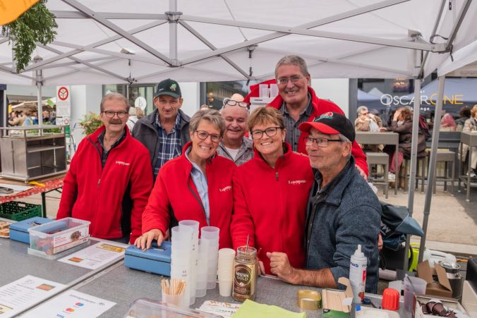 Der Jodelclub vom Lindenberg verkauft Raclette und Kafi.