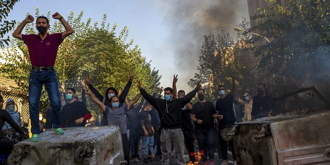 Iraner protestieren nach dem Tod der 22-jährigen Mahsa Amini in Haft der Sittenpolizei gegen das Regime. Menschen aus dem Iran am protestieren
