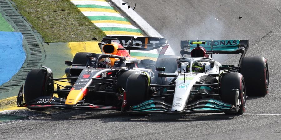 Max Verstappen (l.) und Lewis Hamilton berühren sich im Brasilien-GP.