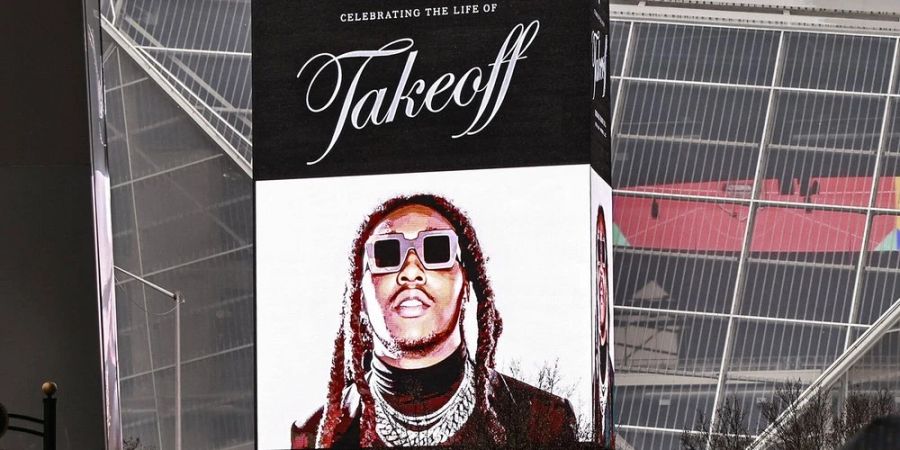 Ein riesiges Bild von Takeoff erstrahlt vor der State Farm Arena in Atlanta.