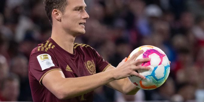 Bayerns Benjamin Pavard bei einem Einwurf. Bayerns Benjamin Pavard bei einem Einwurf.