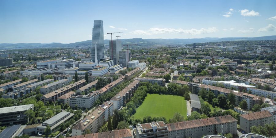 Blick auf das Wettsteinquartier und die Roche-Tower in Basel, gesehen vom Messeturm.