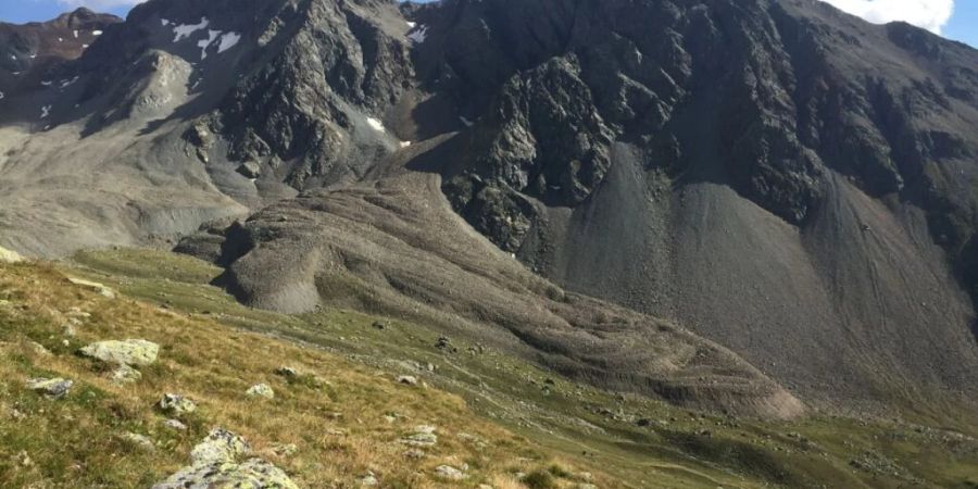 Blockgletscher bestehen im Gegensatz zu Eisgletschern vorwiegend aus Gesteinsmaterial, dessen Zwischenräume mit Eis ausgefüllt sind. Im Engadin kommen besonders viele vor, etwa der Muragl Blockgletscher in Samedan.