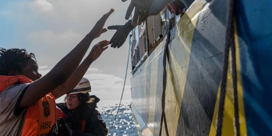 Rettungsschiff im Mittelmeer nimmt Flüchtlinge auf