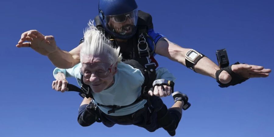 älteste fallschirmspringerin im flug