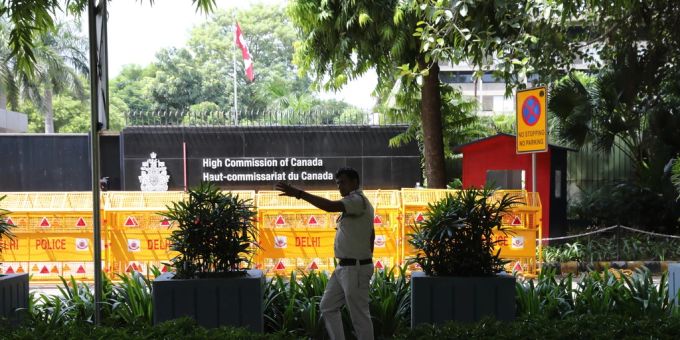 DIe kanadische Botschaft in Indien wird sich bald leerer anfühlen – 41 Diplomatinnen und Diplomaten müssen ausreisen. Kanadische Botschaft in Indien