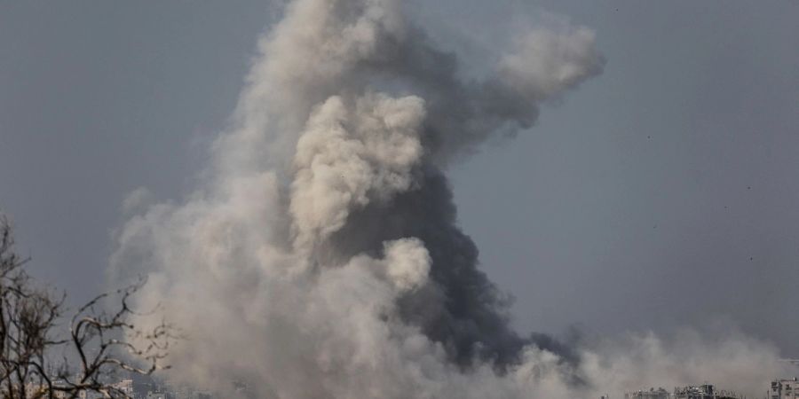 Rauch steigt am Ende einer siebentägigen Waffenruhe im Gazastreifen auf.