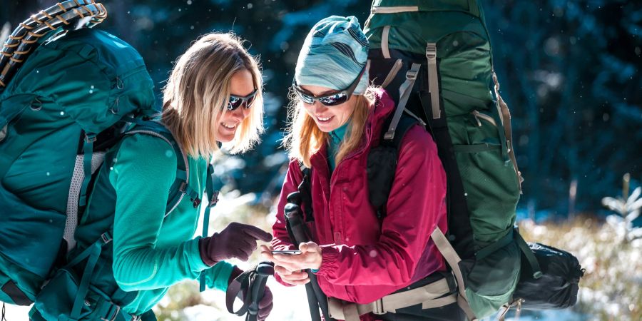 zwei Frauen mit Rucksack