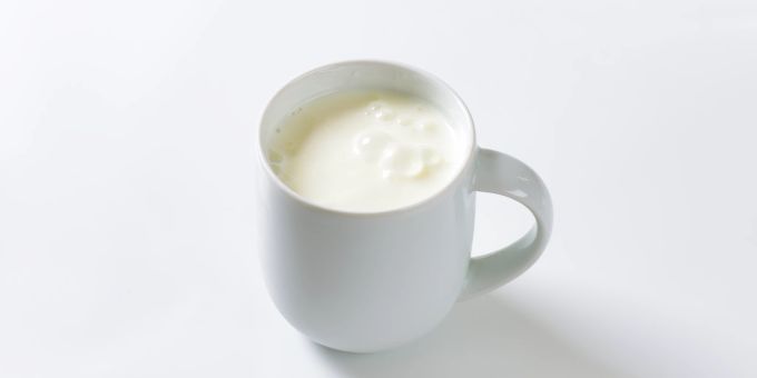 Kefir-Drinks können uns auch vor Erkältungen schützen. Kefir weisse Tasse.