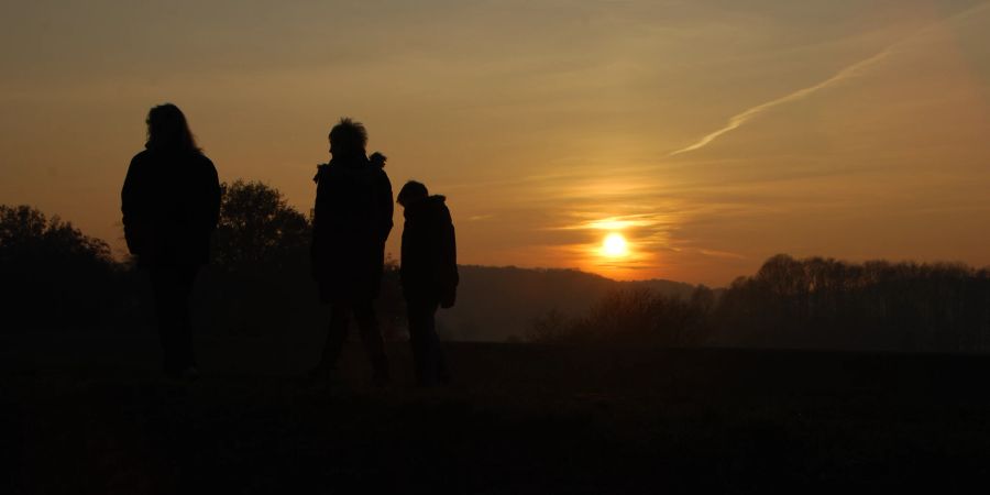 Leute spazieren in abendsonne