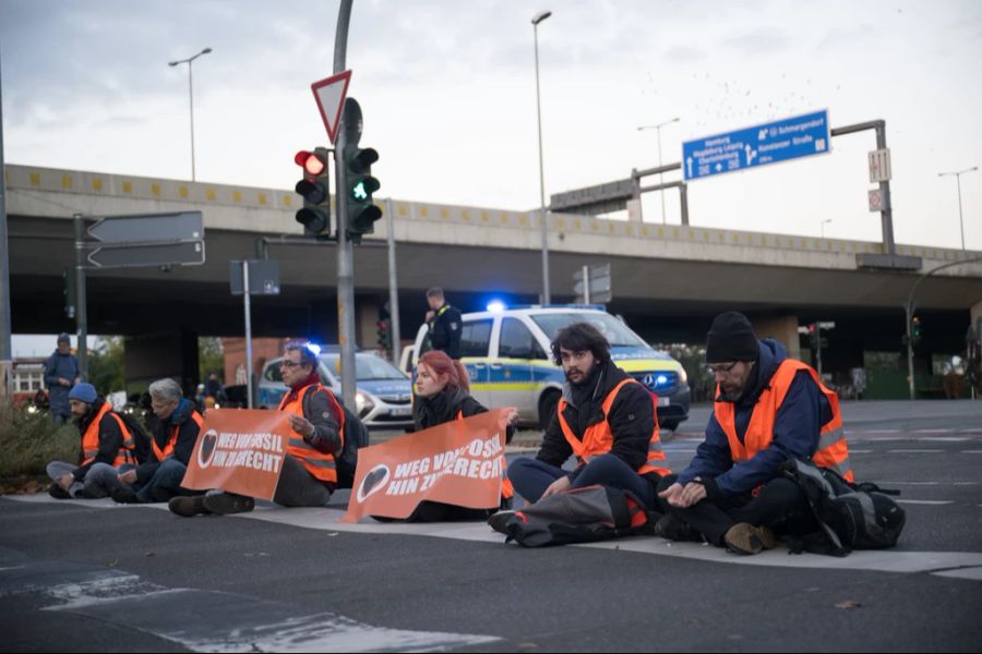 Bei einer Protestaktion der «Letzten Generation»  im Juli gerieten die Aktivisten mit einem LKW-Fahrer aneinander. (Symbolbild)