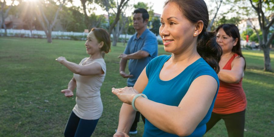 Gruppe macht Tai Chi